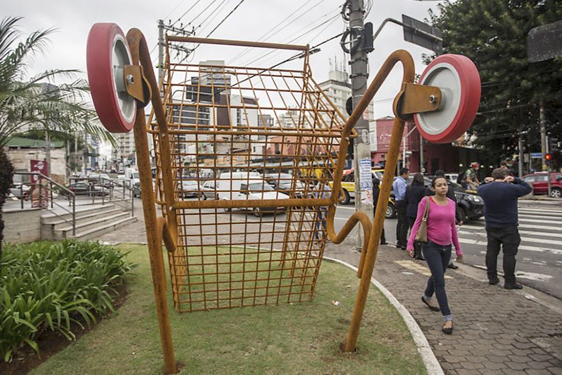 Intervenção no parque Ibirapuera, em São Paulo, com uma árvore monumental plantada de ponta-cabeça.