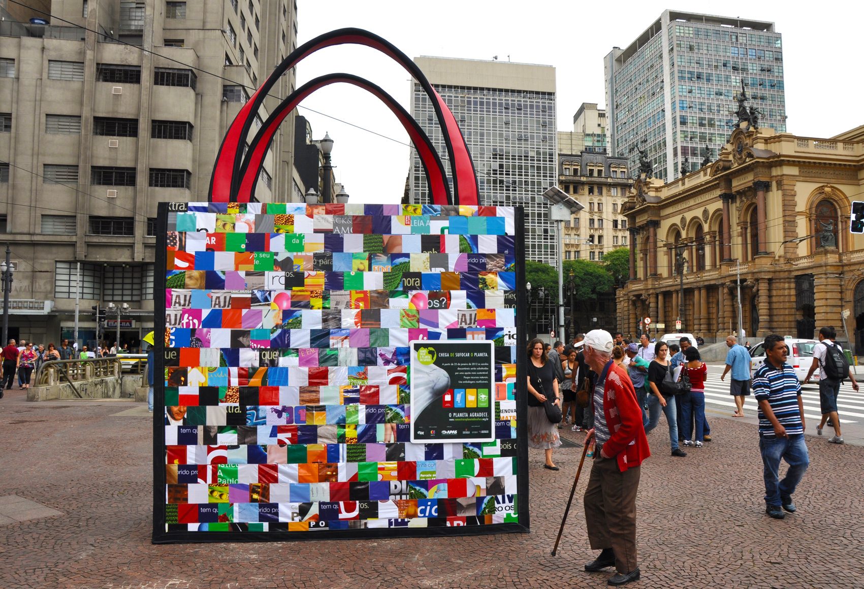 Sacolas gigantes ocuparam SP com o objetivo de reduzir o uso de sacolas plásticas no Estado.