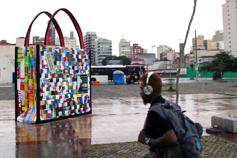 Sacolas gigantes ocuparam SP com o objetivo de reduzir o uso de sacolas plásticas no Estado.