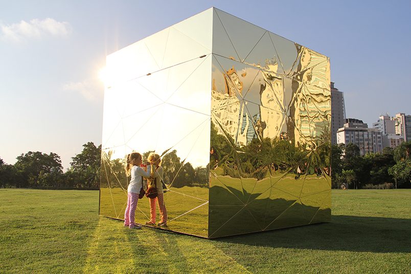 Intervenção no parque Ibirapuera, em São Paulo, com uma árvore monumental plantada de ponta-cabeça.