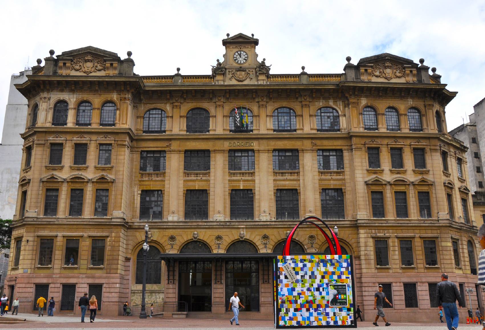 Sacolas gigantes ocuparam SP com o objetivo de reduzir o uso de sacolas plásticas no Estado.