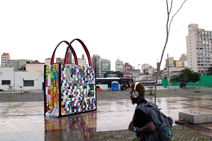 Sacolas gigantes ocuparam SP com o objetivo de reduzir o uso de sacolas plásticas no Estado.