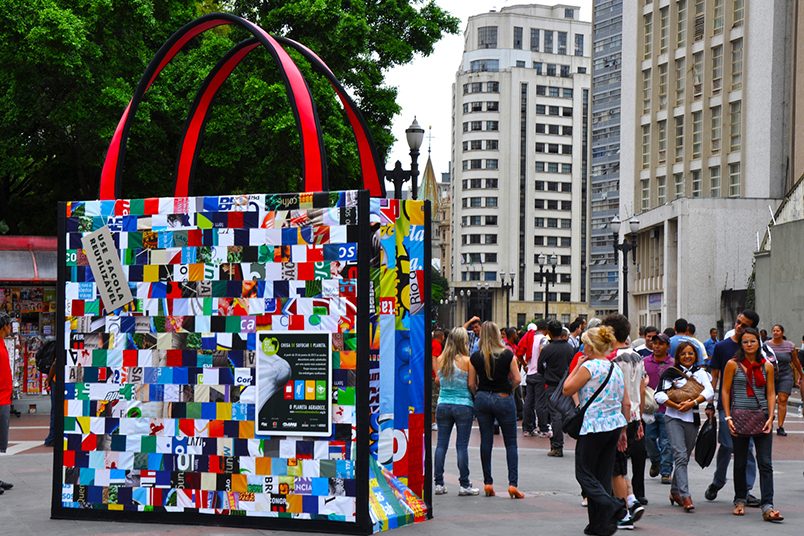 Sacolas gigantes ocuparam SP com o objetivo de reduzir o uso de sacolas plásticas no Estado.
