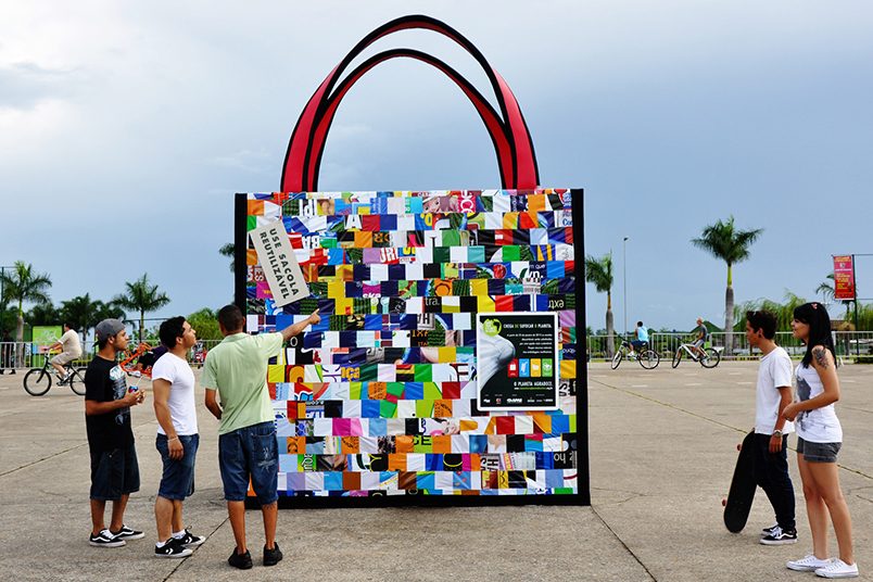 Sacolas gigantes ocuparam SP com o objetivo de reduzir o uso de sacolas plásticas no Estado.