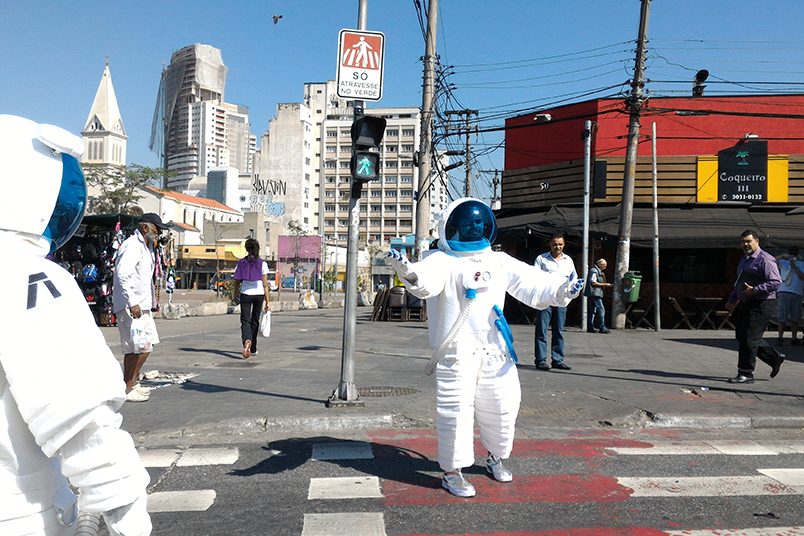 Lançamento do Zenfone 2 teve uma ação inesperada com astronautas invadindo o cotidiano de São Paulo.