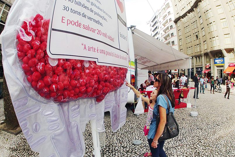 Bolsas de sangue ativaram a maior campanha de doação de sangue do Brasil durante a Copa do Mundo.
