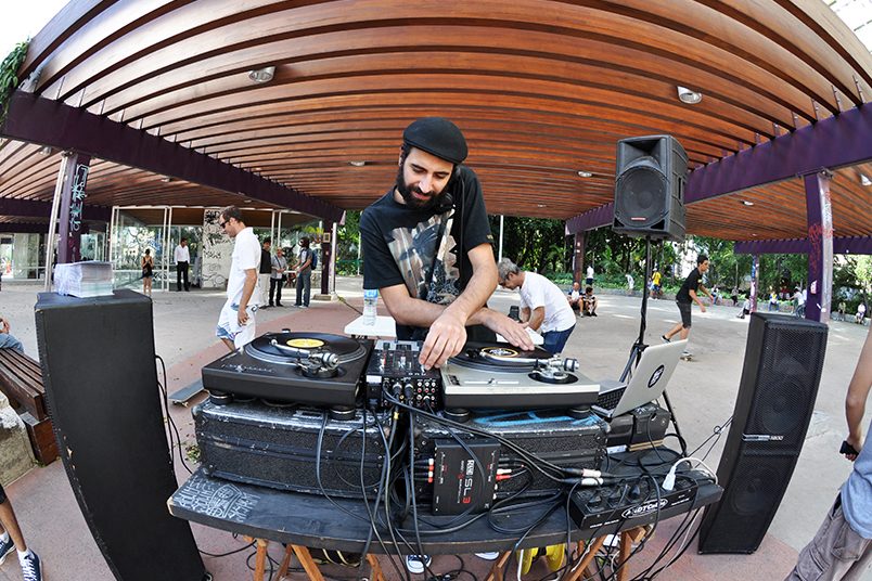 São Paulo foi tomada por uma exposição de grafite com mais de 90 pinturas na praça Roosevelt.