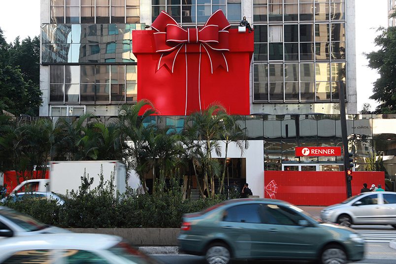 Caixa de presente gigante comemorou o lançamento da loja Renner, na Avenida Paulista em São Paulo.