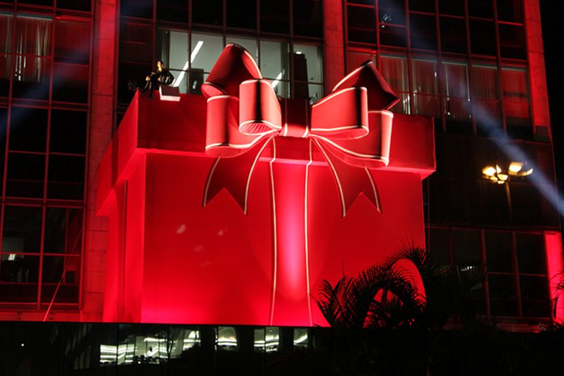 Caixa de presente gigante comemorou o lançamento da loja Renner, na Avenida Paulista em São Paulo.
