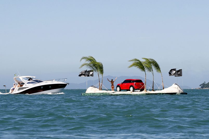 Intervenção urbana Ilha Mini na praia Jurere Internacional em Florianópolis.