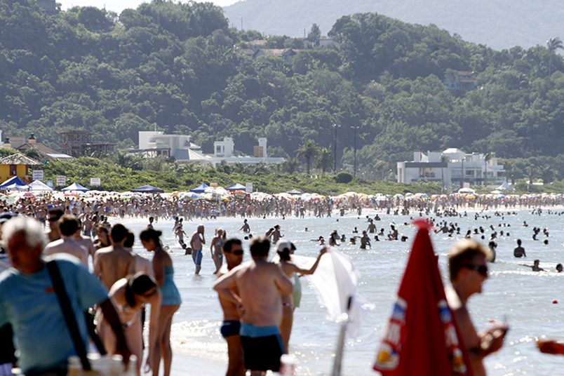 Intervenção urbana Ilha Mini na praia Jurere Internacional em Florianópolis.