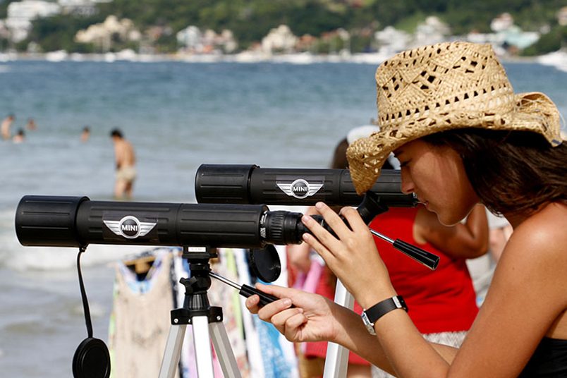 Intervenção urbana Ilha Mini na praia Jurere Internacional em Florianópolis.