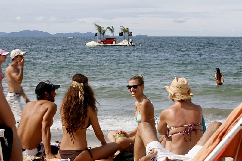 Intervenção urbana Ilha Mini na praia Jurere Internacional em Florianópolis.