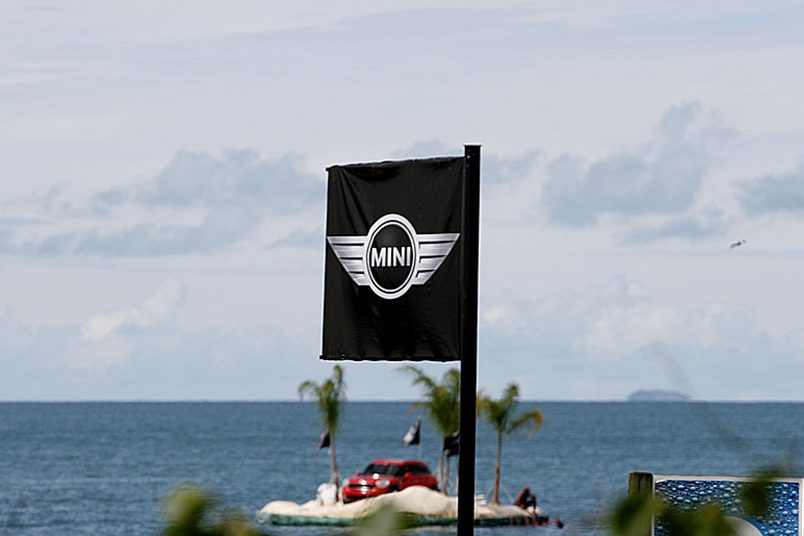 Intervenção urbana Ilha Mini na praia Jurere Internacional em Florianópolis.