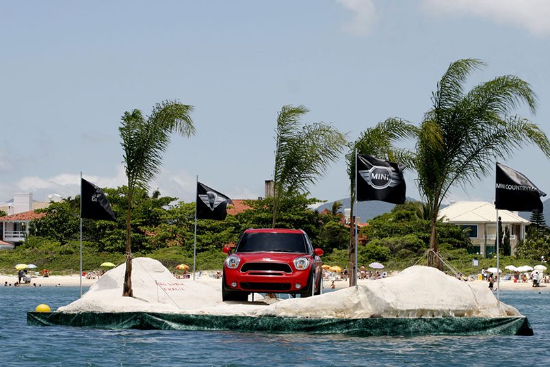 Intervenção urbana Ilha Mini na praia Jurere Internacional em Florianópolis.