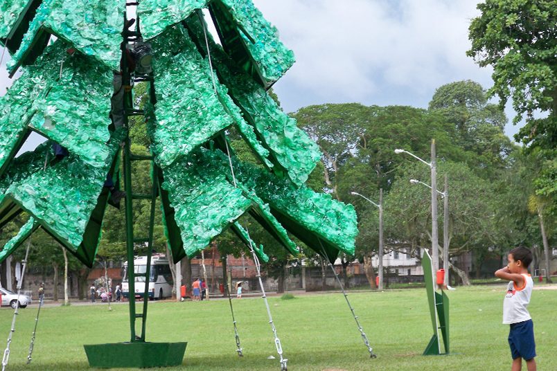Árvores de natal criadas e desenvolvidas com materiais recicláveis tinham 12 metros de altura.