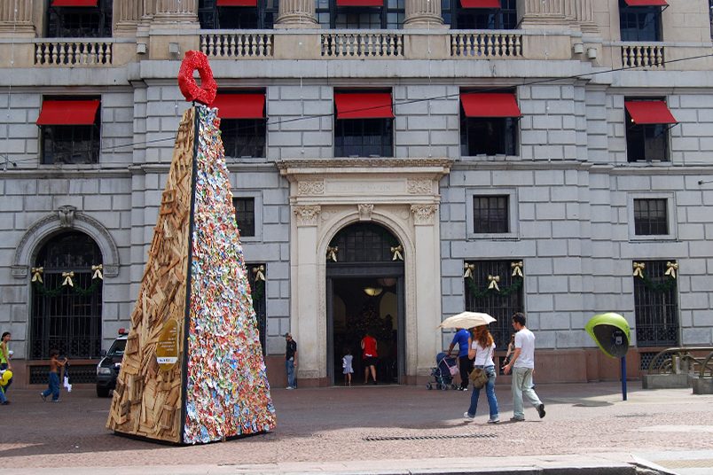 Exhibition with 35 trees made from recyclable materials picked up in recycling cooperatives.