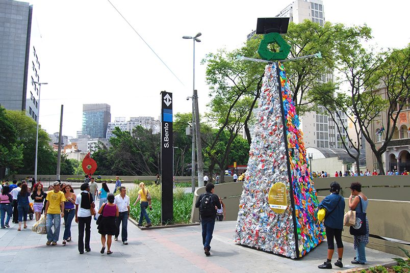 Exhibition with 35 trees made from recyclable materials picked up in recycling cooperatives.