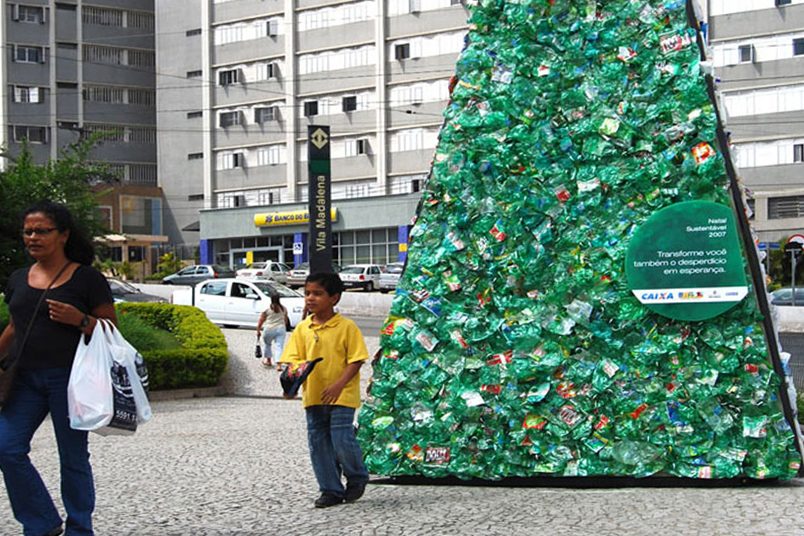 Exposição com 35 árvores feitas com materiais recicláveis captados em cooperativas de reciclagem.