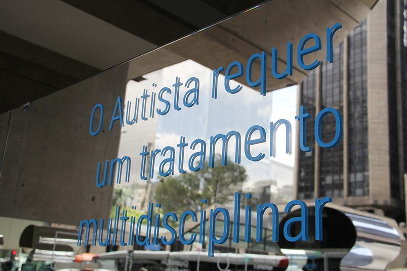 Instalação de grandes peças de quebra-cabeça na Av. Paulista durante a Virada da Saúde.