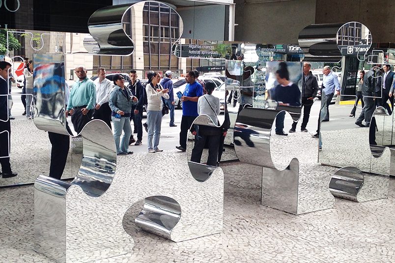 Instalação de grandes peças de quebra-cabeça na Av. Paulista durante a Virada da Saúde.