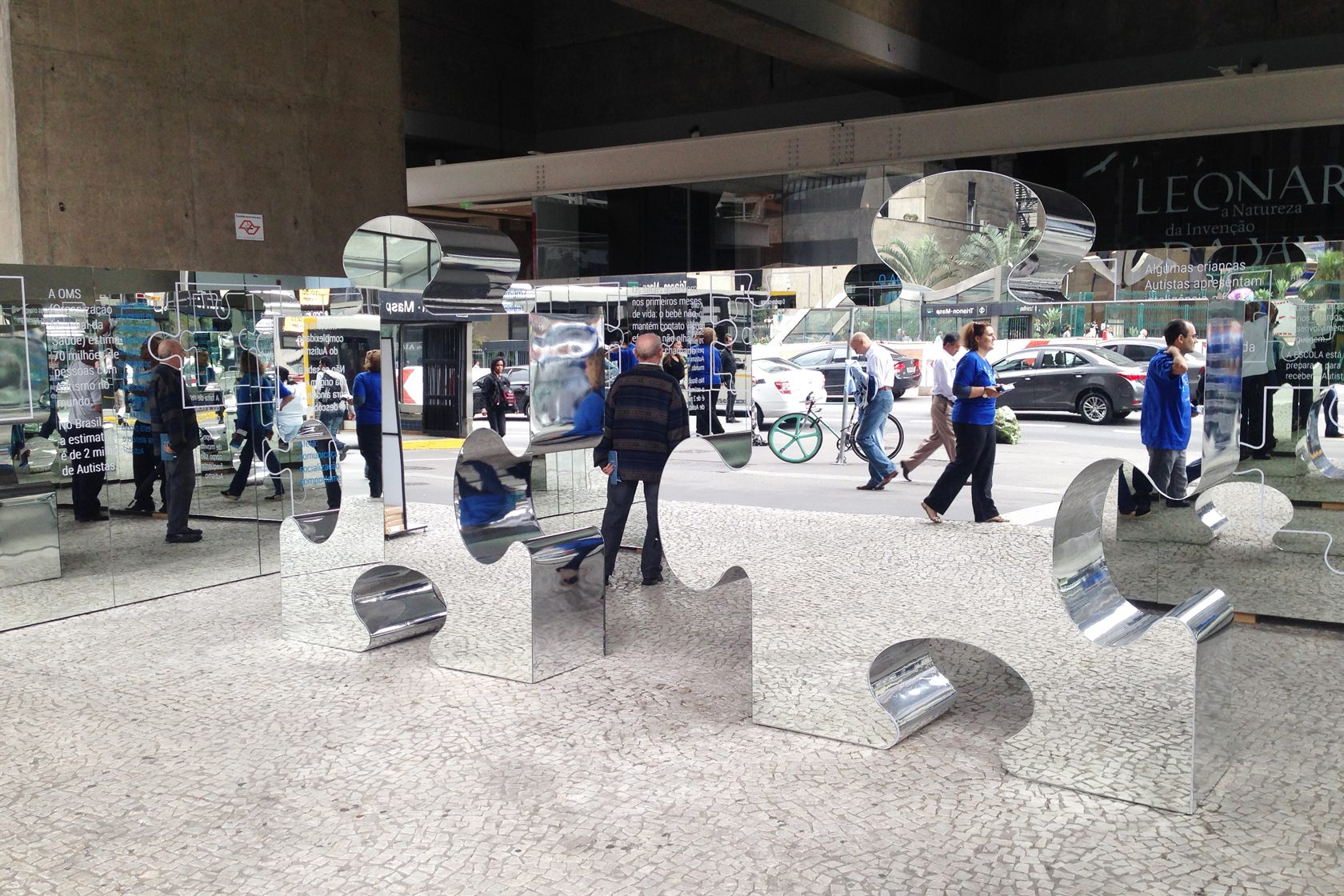 Instalação de grandes peças de quebra-cabeça na Av. Paulista durante a Virada da Saúde.