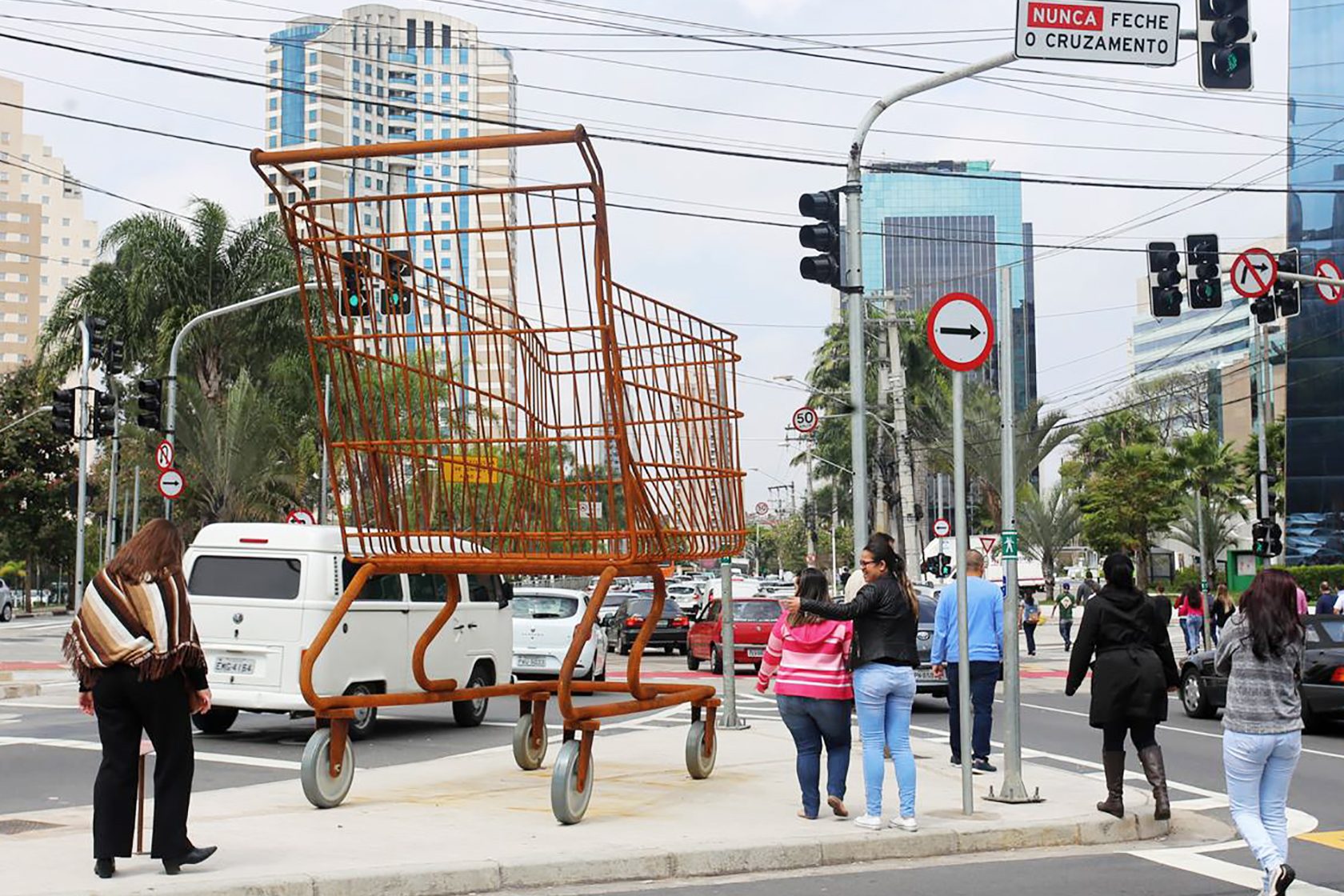 Intervenção urbana Ilha Mini na praia Jurere Internacional em Florianópolis.