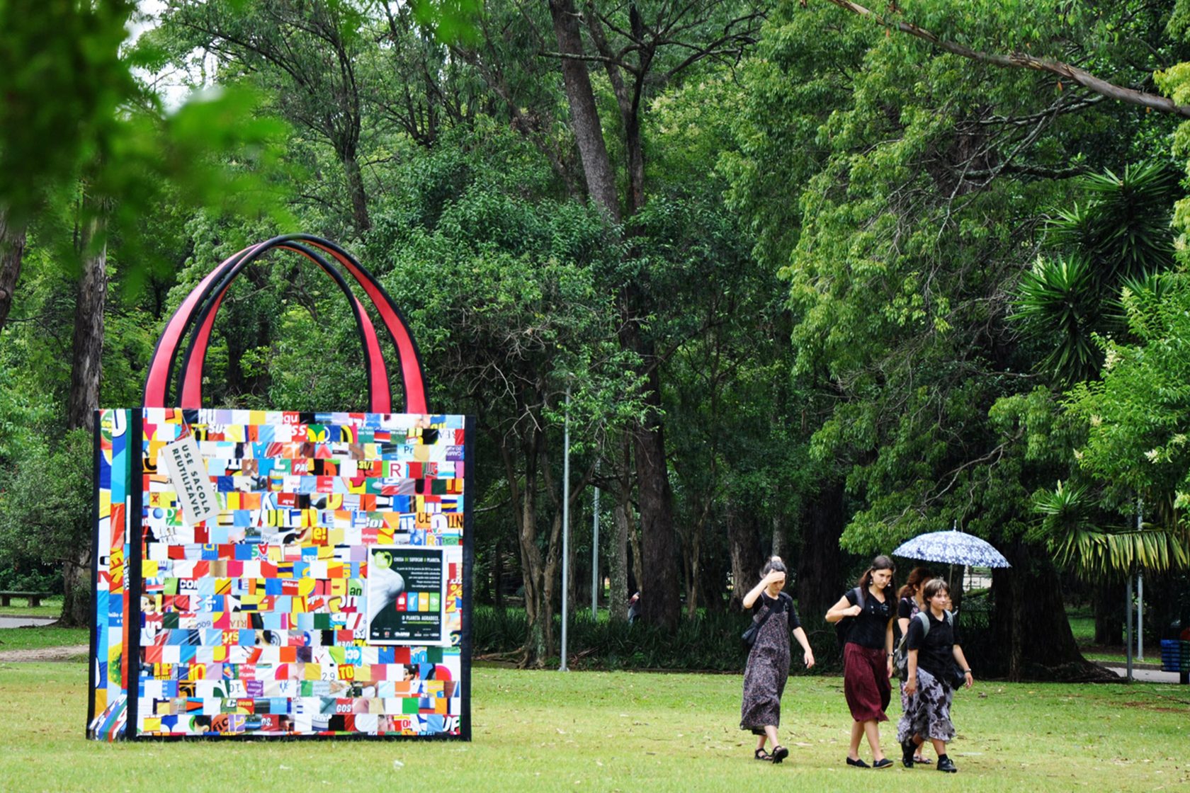 Sacolas gigantes ocuparam SP com o objetivo de reduzir o uso de sacolas plásticas no Estado.