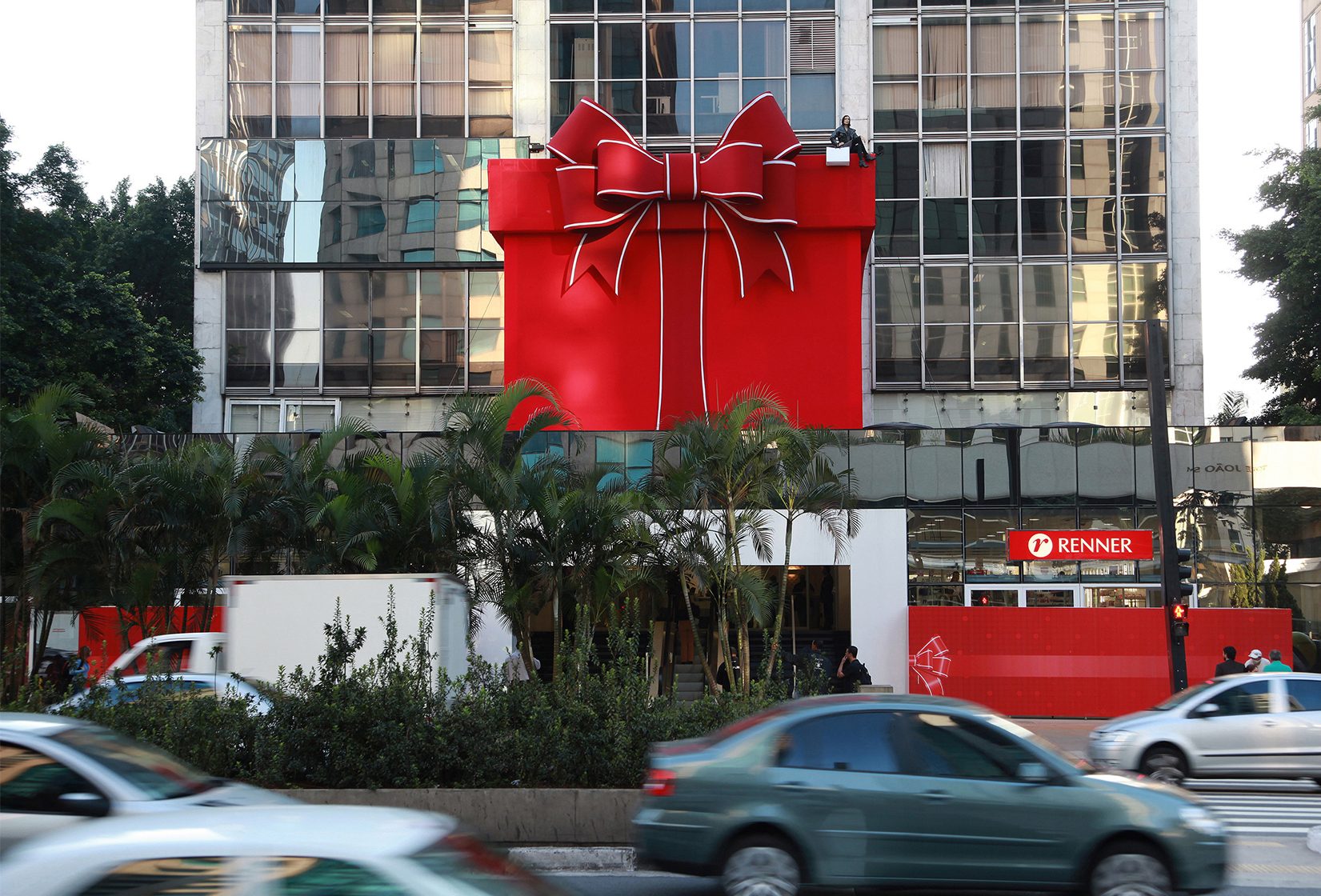 Caixa de presente gigante comemorou o lançamento da loja Renner, na Avenida Paulista em São Paulo.