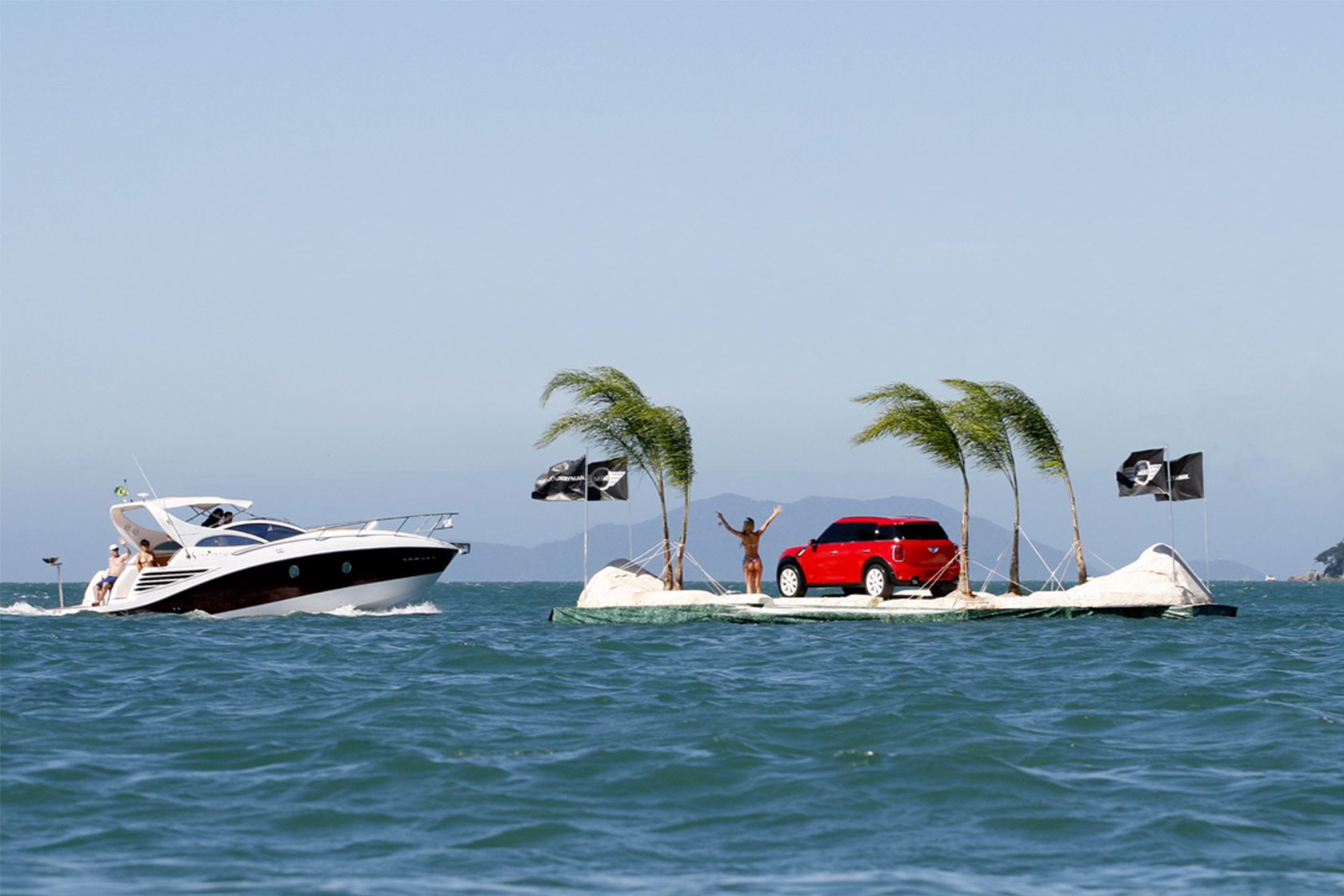 Intervenção urbana Ilha Mini na praia Jurere Internacional em Florianópolis.