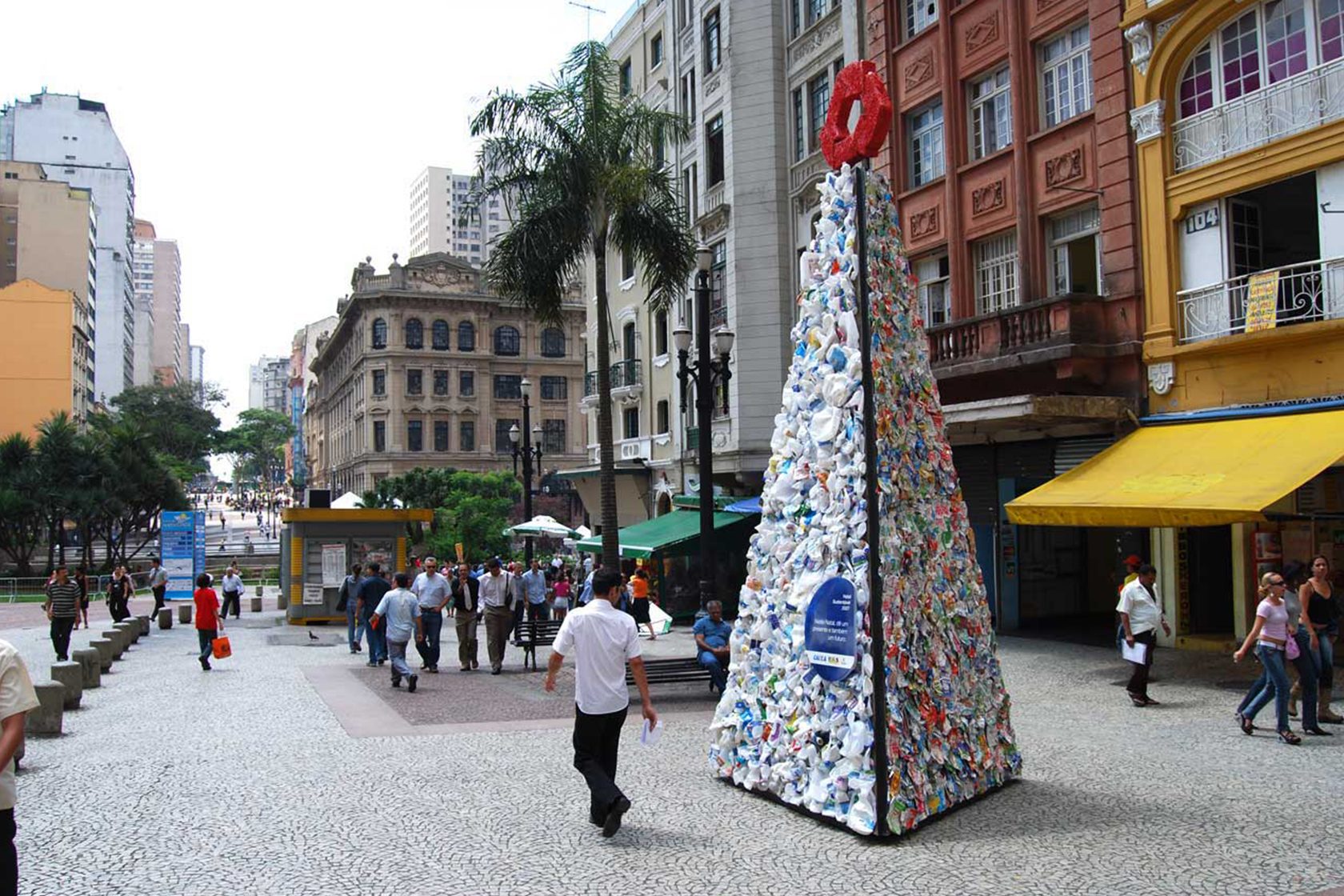 Exhibition with 35 trees made from recyclable materials picked up in recycling cooperatives.