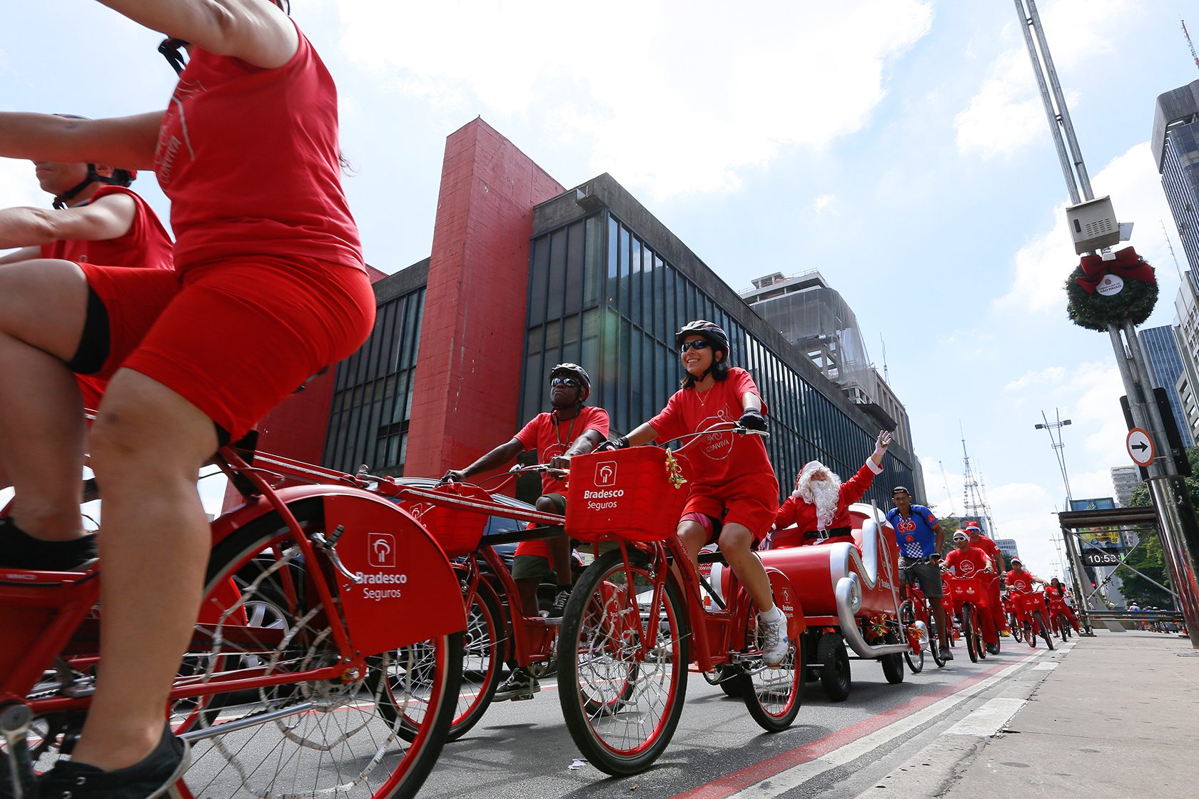 Trenó conduzido por ciclistas percorre o Natal Iluminado na avenida Paulista, em São Paulo.