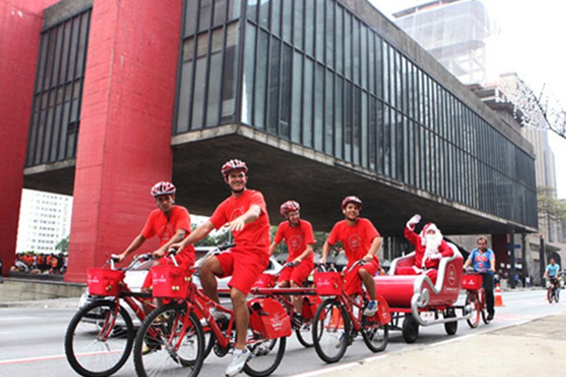 Trenó conduzido por ciclistas percorre o Natal Iluminado na avenida Paulista, em São Paulo.
