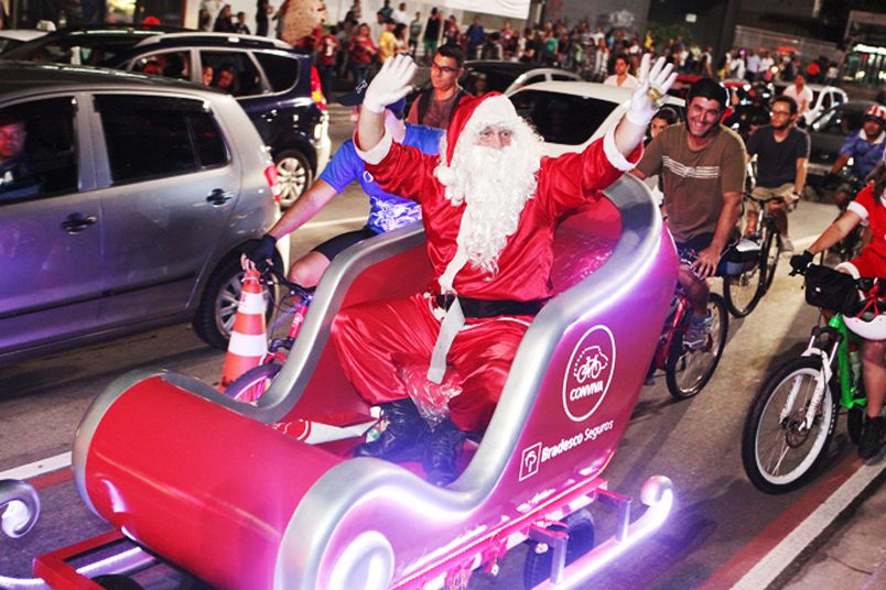 Trenó conduzido por ciclistas percorre o Natal Iluminado na avenida Paulista, em São Paulo.