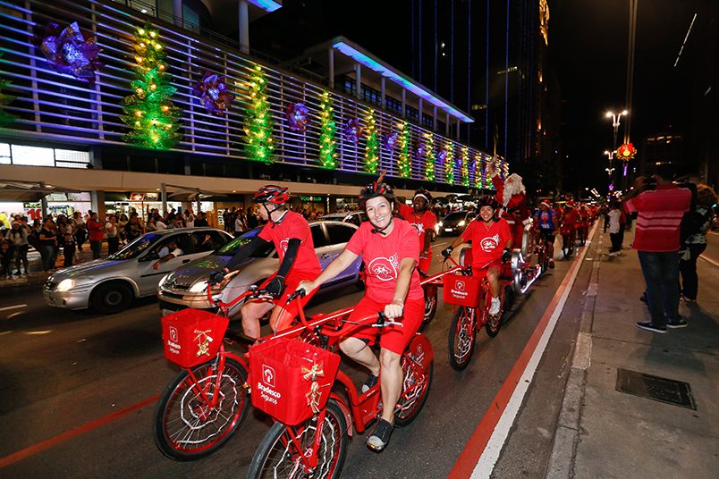 Trenó conduzido por ciclistas percorre o Natal Iluminado na avenida Paulista, em São Paulo.