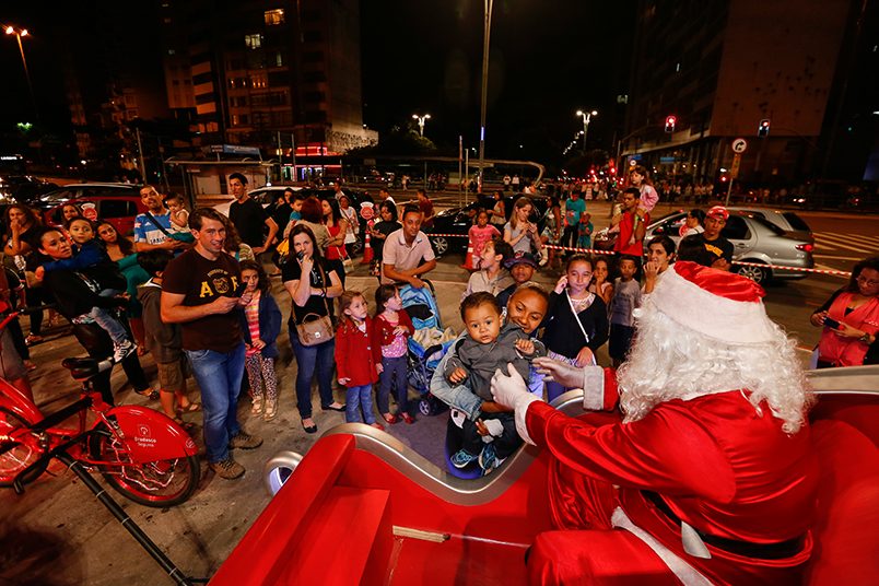Trenó conduzido por ciclistas percorre o Natal Iluminado na avenida Paulista, em São Paulo.