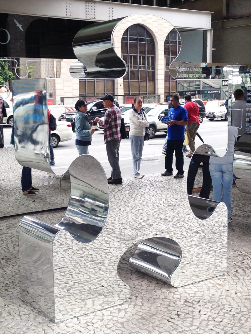 Instalação de grandes peças de quebra-cabeça na Av. Paulista durante a Virada da Saúde.
