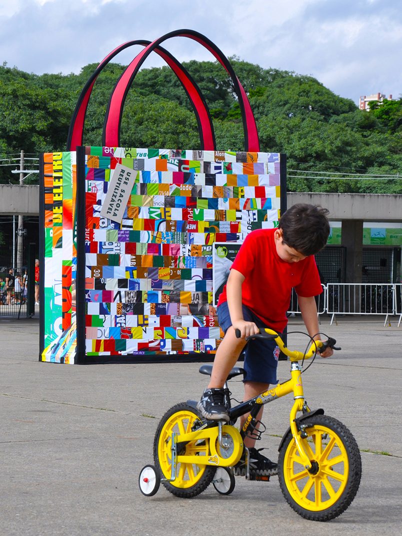 Sacolas gigantes ocuparam SP com o objetivo de reduzir o uso de sacolas plásticas no Estado.