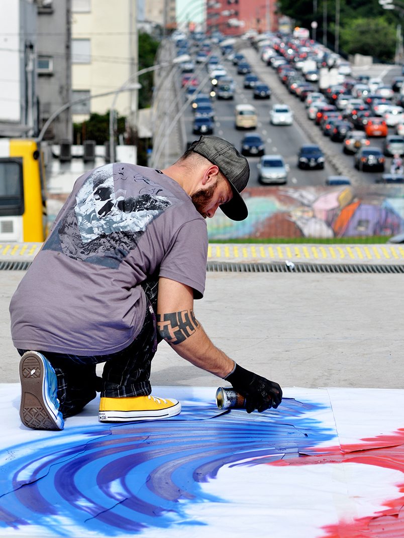 São Paulo foi tomada por uma exposição de grafite com mais de 90 pinturas na praça Roosevelt.