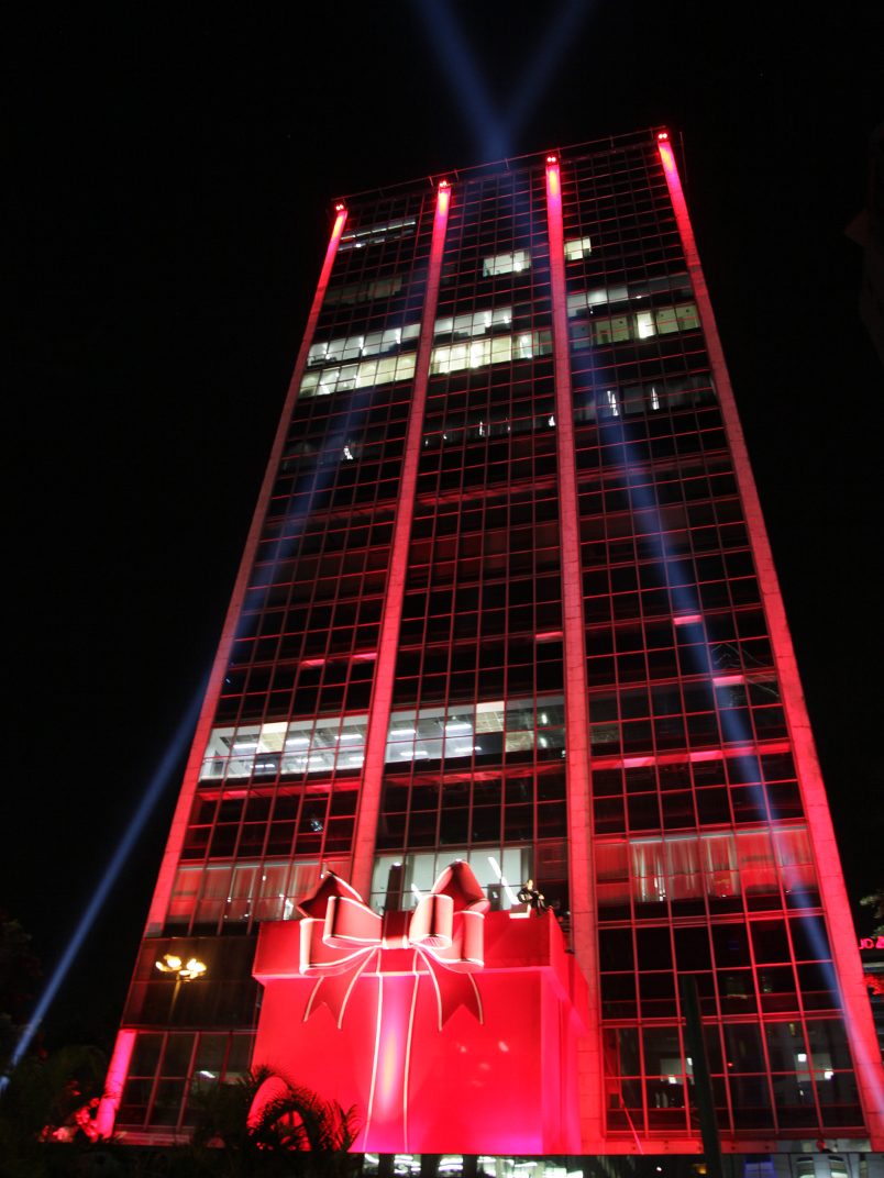 Caixa de presente gigante comemorou o lançamento da loja Renner, na Avenida Paulista em São Paulo.