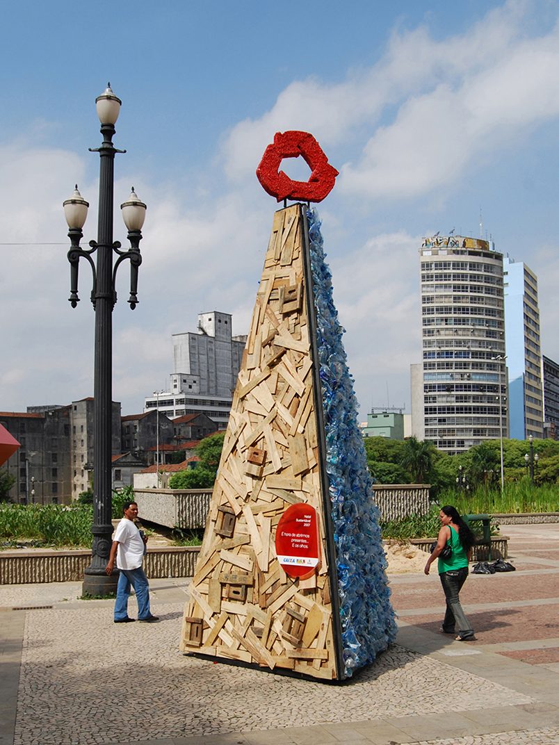 Exhibition with 35 trees made from recyclable materials picked up in recycling cooperatives.